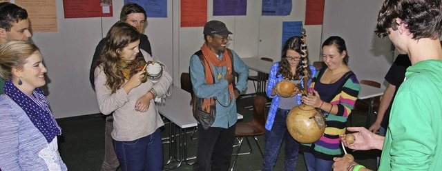 Verschiedene Musikinstrumente aus Sene...burg lebenden Musiker Pape Dieye aus.   | Foto: Schule