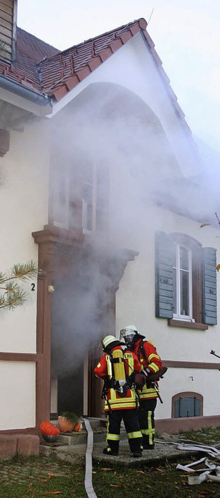 Wo Rauch ist, ist nicht immer Feuer. H...r aus dem Gersbacher Pfarrhaus drang.   | Foto: Gerd Sutter