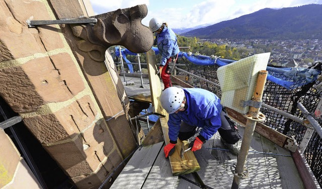 Hier tauschen die Zimmerer Bretter am ...t aus &#8211; aus Sicherheitsgrnden.   | Foto: Ingo Schneider