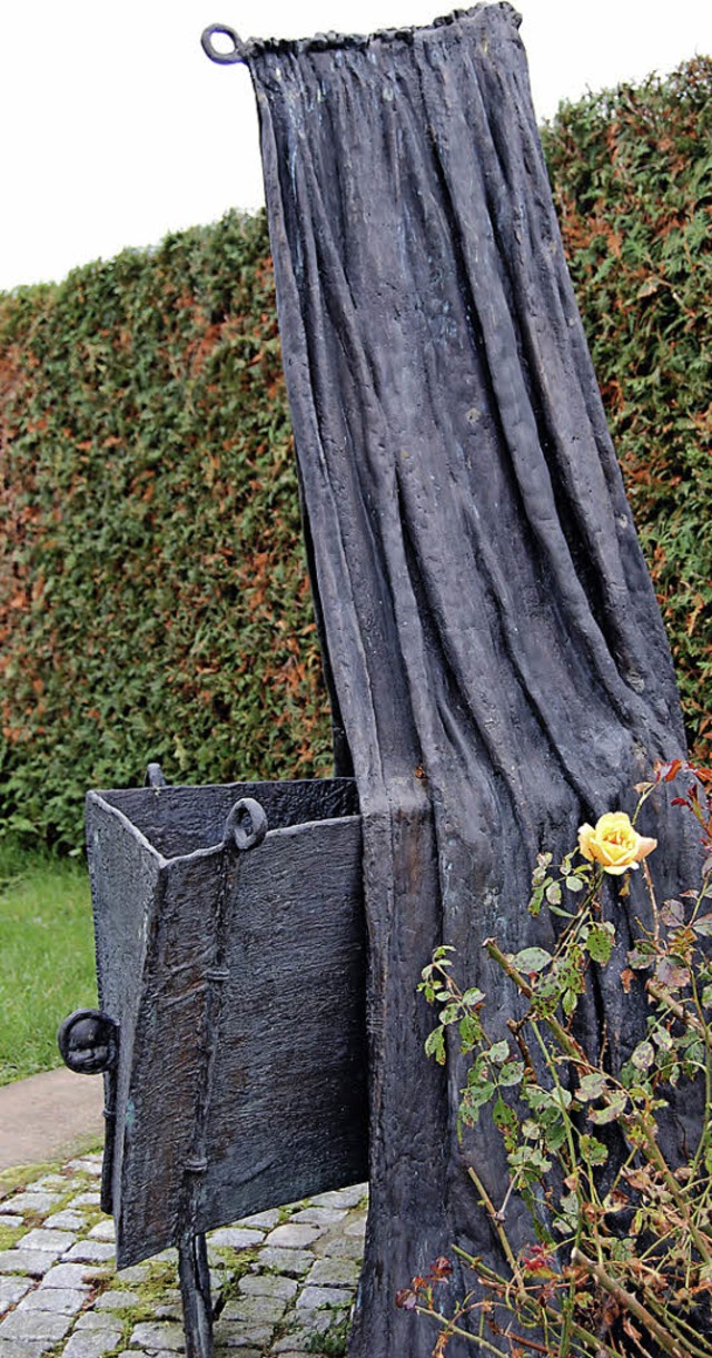 Leere Wiege:  Eine Bronzeskulptur am R...#8222;Sternenkindern&#8220; gewidmet.   | Foto: BarbarA Puppe