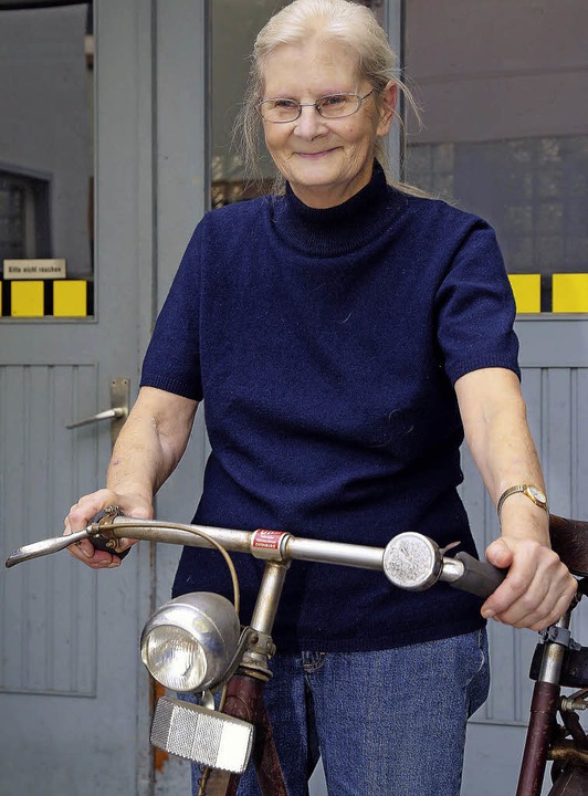 Sonja Uhl, die heute 75 Jahre alt wird...#8211; einem Miele-Fahrrad von 1949.    | Foto: Peter Heck