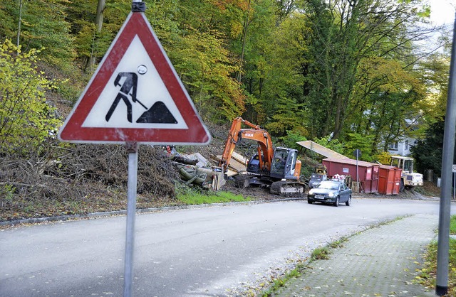 Bagger und Planierraupemn stehen an de...tinger Strae schon zum Einsatz bereit  | Foto: Ingrid Bhm-Jacob