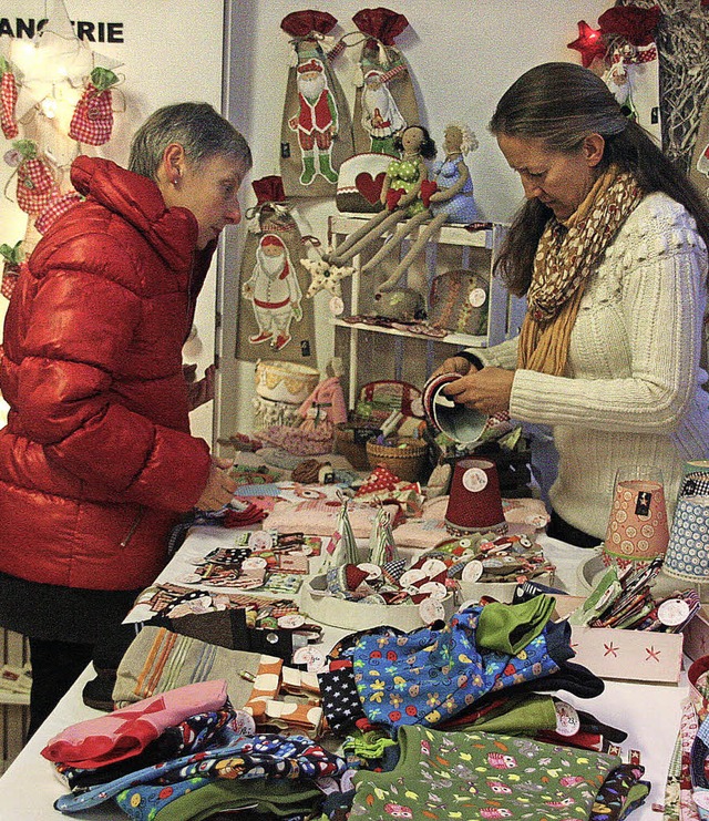 Beim diesjhrigen Adventszauber im und...lreiche Kunsthandwerker ihre Waren an.  | Foto: Christine Aniol