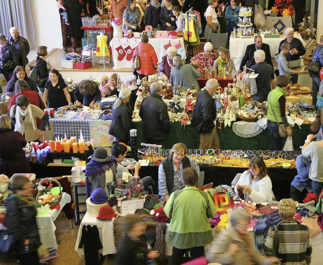 Viel los war beim Martinimarkt in der Alten Halle in Haagen.  | Foto: Katharina Bartsch