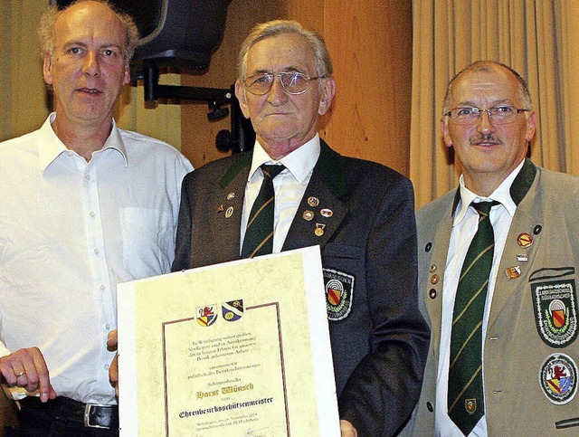 Horst Wnsch (Mitte) wurde von den Kre... Ehrenbezirksschtzenmeister ernannt.   | Foto: Cremer