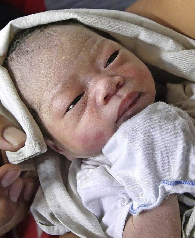 Ein Hoffnungszeichen: Die kleine Bea J...ughafengebude von Tacloban zur Welt.   | Foto: AFP