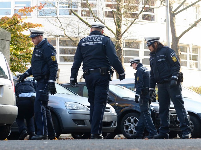 Polizisten untersuchen in Stuttgart den Tatort.  | Foto: dpa