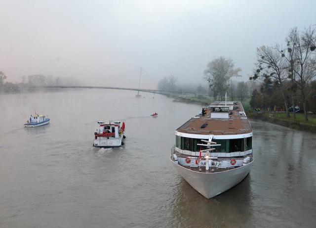 Eine Motorpanne hat die Fahrt eines  Kreuzfahrtschiffs auf dem Rhein gestoppt.  | Foto:  Annette Lipowsky                         