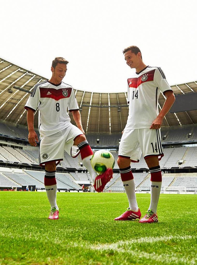 Mesut zil und Julian Draxler im neuen Trikot der Nationalmannschaft.  | Foto: dpa