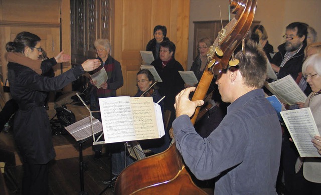 Der katholische Kirchenchor Riegel mit...Aktion beim Patroziniumsgottesdienst.   | Foto: Helmut Hassler