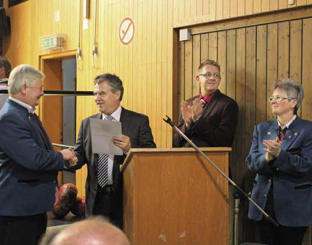 Johann Grathwol, links, erhlt von Ber...sitzende des Musikvereines Bremgarten.  | Foto: Otmar Faller