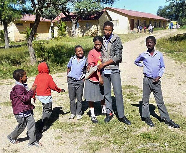 Jugendliche vor der Farmschule Baumgartsbrunn im Khomas-Hochland, Namibia   | Foto: privat