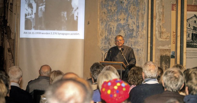 Norbert Klein bei seinem Vortrag in der ehemaligen Synagoge   | Foto: sandra decoux-kone