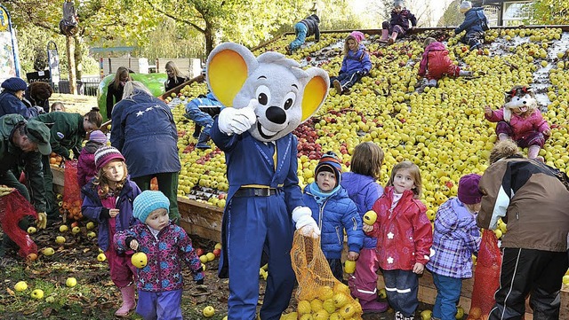 Die Kinder helfen  krftig mit und freuen sich schon auf den Apfelsaft.   | Foto: europa-park