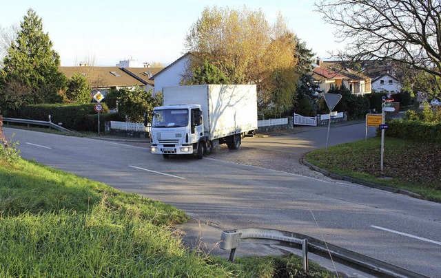 Noch vor der knapp 200 Meter weiter li...ehrsinsel auf der Wasenweiler Strae.   | Foto: mario schneberg