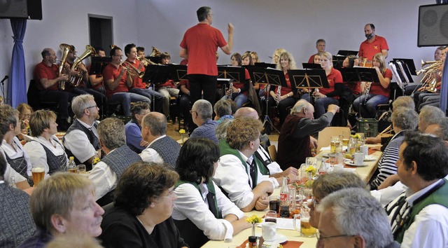 Der Musikverein Lembach unter Leitung ...konzert beim Schlachtfest in Blumegg.   | Foto: noe