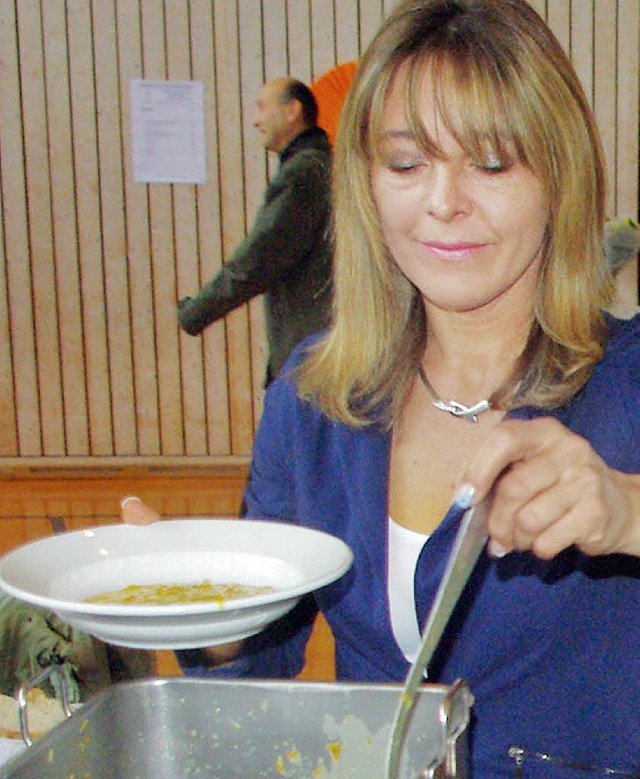 Petra Fingerlin gab die  Suppe an den ...chsten Jahres, er servierte das Brot.  | Foto: Rolf Reimann