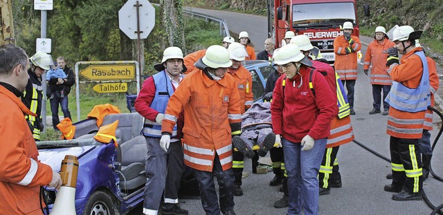 Das eingeklemmte Opfer konnte schlielich geborgen werden.  | Foto: Dorothee Kuhlmann