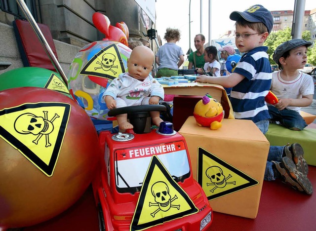Spielzeug ist oft mit Schadstoffen belastet.  | Foto: dpa