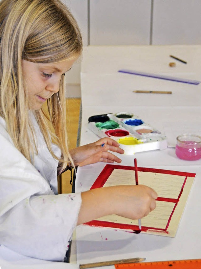 Erst Museum, dann Werkstatt: Matilda  pinselt am eigenen Backgammon-Spiel.   | Foto: Anita Fertl