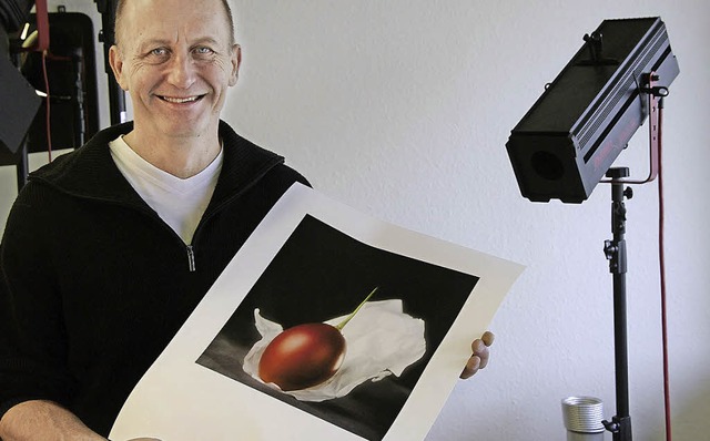 Achim Kflein mit einem der Motive aus...ng &#8211; einem Granatapfel mit Aura   | Foto: martin pfefferle