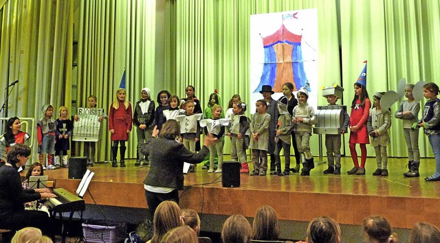 Das Musical vom &#8222;Ritter Rost&#8220; beim Martinsfest in Staufen.  | Foto: M. burkert