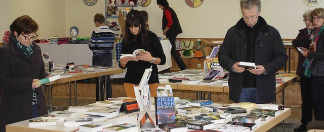 Die Bubenbacher lesen sich durch die Neuheiten des Buchmarkts.   | Foto: Gert Brichta