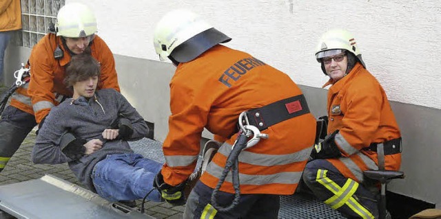 Die &#8222;Geretteten&#8220; wurden so...on der Buchholzer Feuerwehr versorgt.   | Foto: Eberhard Weiss