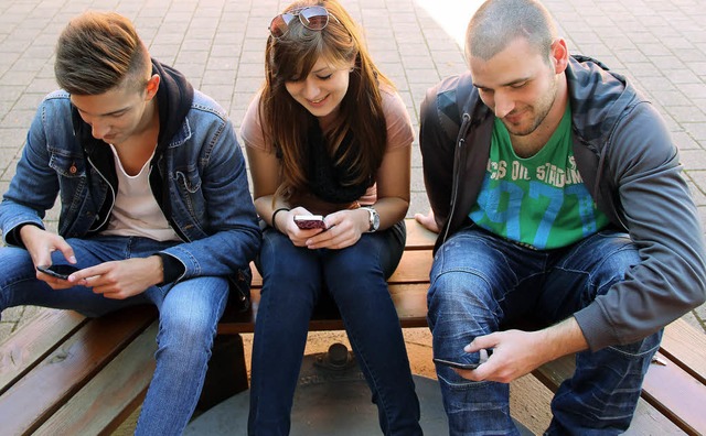 Das Smartphone ist fr viele Jugendlic...gert, das fast dauernd benutzt wird.   | Foto: ZVG