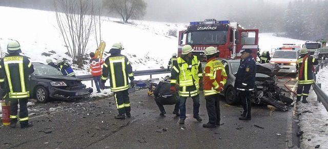 Zwei Autos mit Totalschaden und  zwei ...ontalkollision am Mittwochnachmittag.   | Foto: Martin Ganz / Kamera24