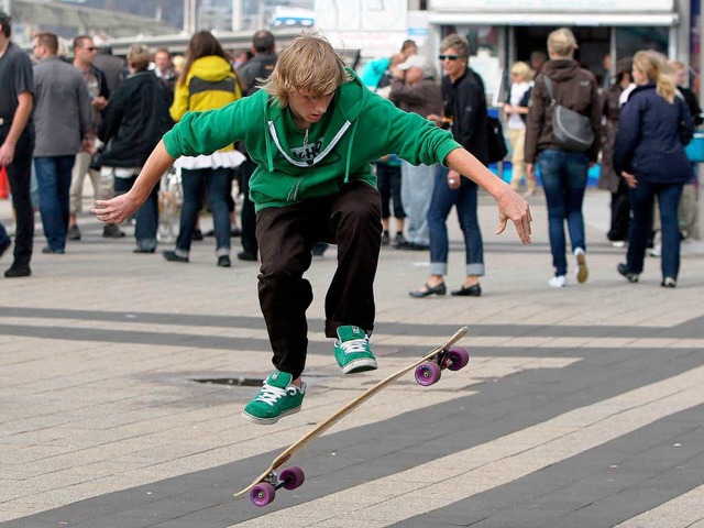 Ein Skater macht einen Sprung mit seinem Longboard.   | Foto: dpa