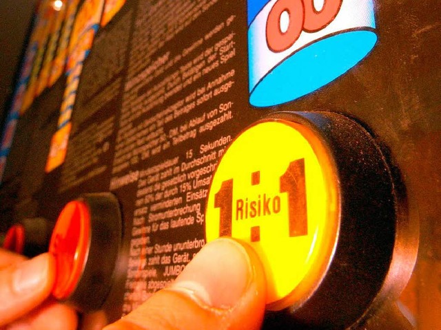 Glck hat, wer an den Spielautomaten i...ens allerdings verliert man sein Geld.  | Foto: dpa
