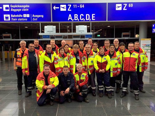 Das Team von  I.S.A.R.-Germany am 9. N...eht in der hinteren Reihe ganz rechts.  | Foto: BZ