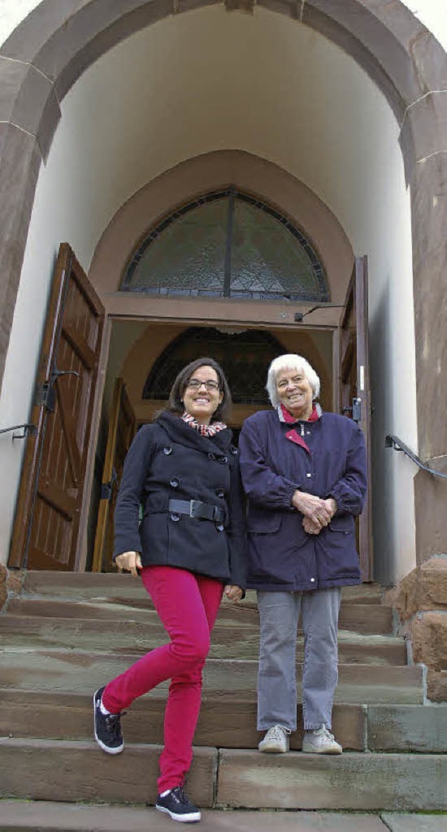 Ellena Grafmueller und Doris Brandt vor der Offenen Kirche in Herbolzheim  | Foto: Rebekka Sommer