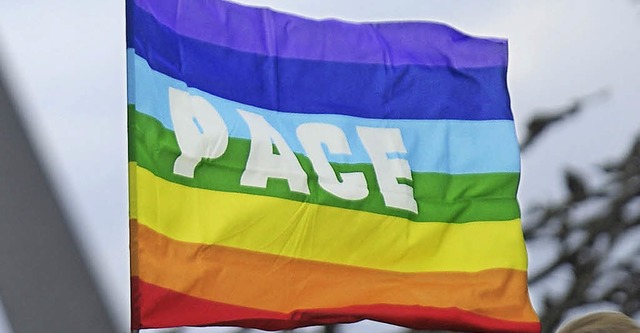 Die Regenbogenfahne dient vielerorts a...weit bei Demonstrationen gegen Krieg.   | Foto: dapd