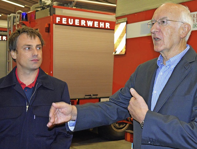 Kommandant Karlheinz Strecker (links) ...s Kirchzartener Feuerwehr-Gertehaus.   | Foto: Gerhard Lck