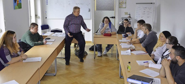 14 Teilnehmer beim Gemeinschaftskundeunterricht mit Ulrich Backes  | Foto: Julia Dreier