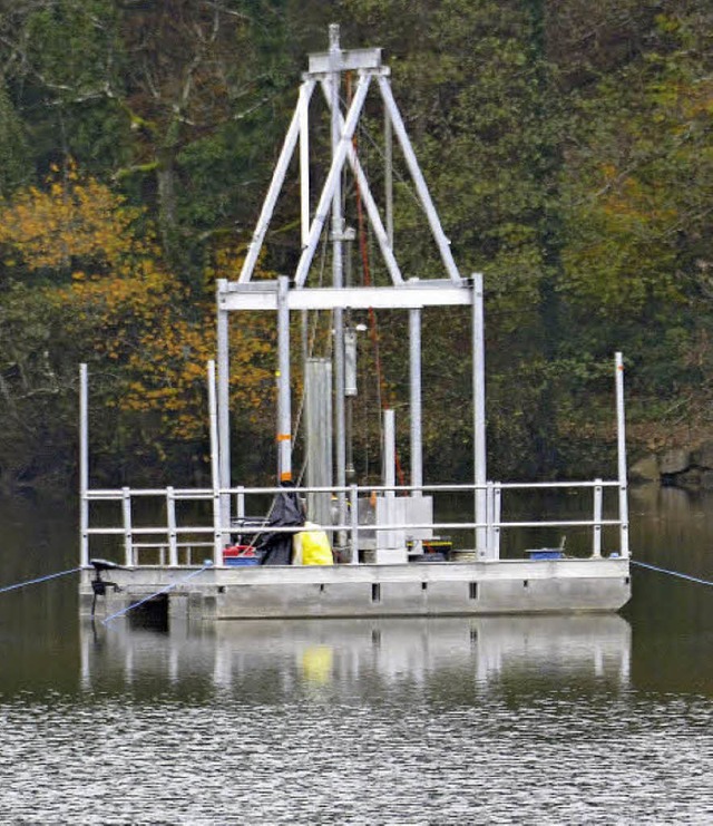 Von einer Plattform im Bergsee aus wir...sanon ins Sedimentgestein getrieben.   | Foto: Felix Held