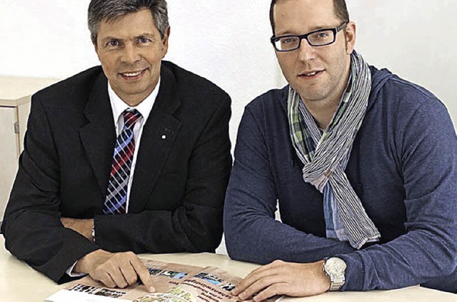 Brgermeister Christof Nitz und Haupta...in (rechts) mit dem  neuen Adressbuch.  | Foto: ZVG