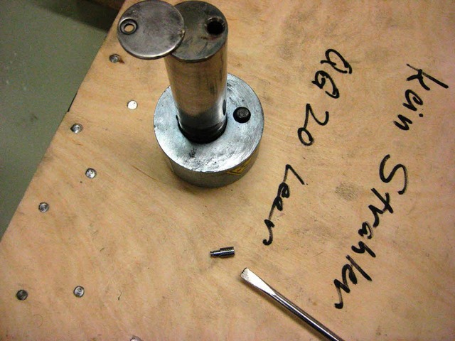 Die kleine Kapsel neben der Schraubenzieherspitze enthielt das Csium 137.   | Foto: ABB