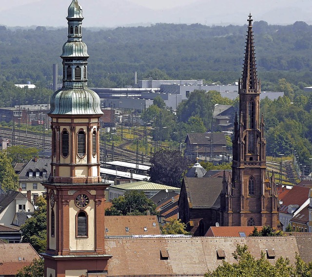 Betroffen von den Kirchenaustritten si...nks) und die evangelische Stadtkirche.  | Foto: Peter Heck