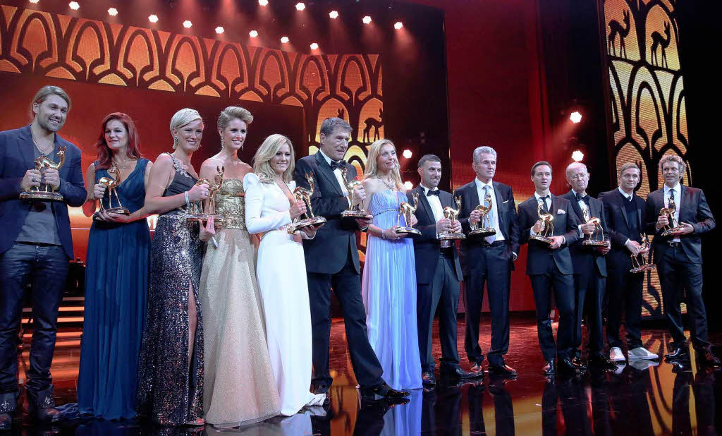 Die Preistrger David Garrett (l-r), Andrea Berg, Kamilla Senjo, Mareile Hppner, Helene Fischer, Udo Jrgens, Nadja Uhl, Ismail ner, Jupp Heynckes, Tom Schilling, Gunther Witte, Matthias Schweighfer und Sascha Grammel