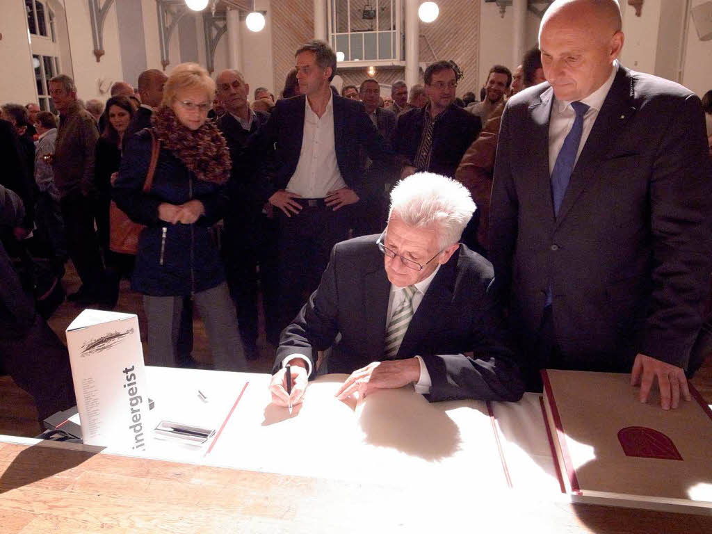 Ministerprsident Winfried Kretschmann trgt sich ins Goldene Buch der Stadt ein