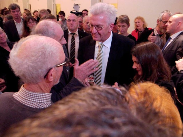 Ministerprsident Winfried Kretschmann im Gesprch mit Brgern  | Foto: Patrik Mller