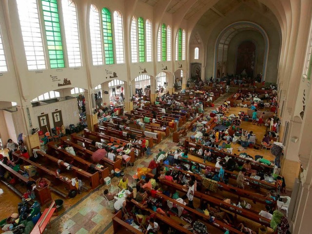 Weil ihre Huser zerstrt sind, suchen... von Tacloban in Kirchen Unterschlupf.  | Foto: DPA