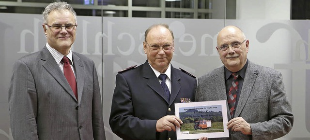 Walter Caroli (rechts) berreicht Gerh...ermann Kleinschmidt vom Frderverein.   | Foto: Christoph Breithaupt