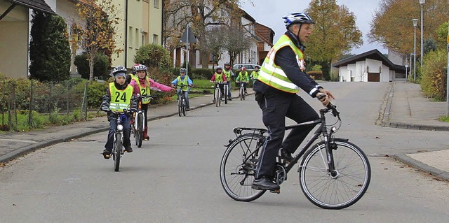 So ist`s richtig: Bernhard Mller, Lei...as richtige Verkehrsverhalten vor Ort.  | Foto: Christa Maier