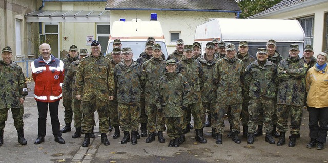 Die Feldpostsoldaten, die  eine Sanit...ten. In der roten Jacke  Rudi Nadler.   | Foto: Michael haberer