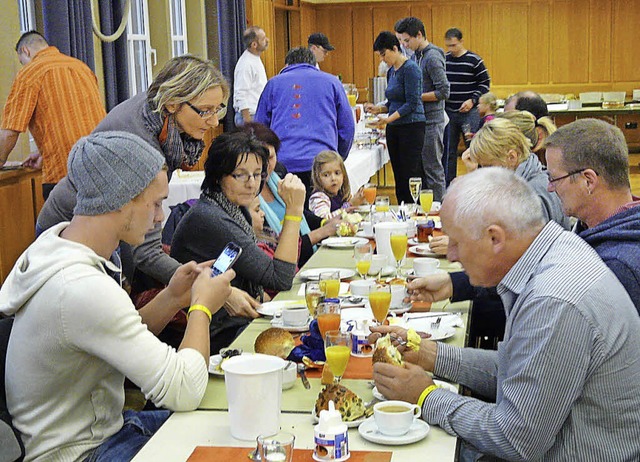 Schon gut besucht: Frhstcksbfett fr Sptaufsteher.  | Foto: e. Weiss