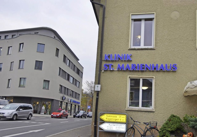 &#8222;Klinik St. Marienhaus&#8220; st...pflegeheim. Links das neue rztehaus.   | Foto: Axel Kremp